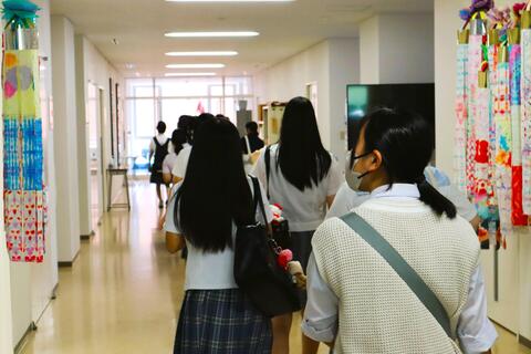 施設を見学しながら移動します