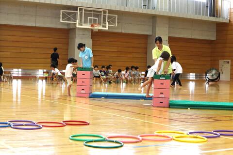 園児のチャレンジを間近で見守ります