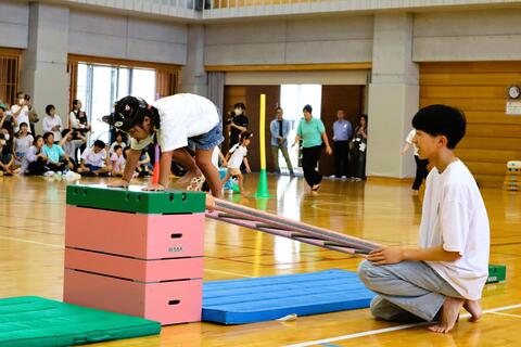 間近で子どもを見守ります