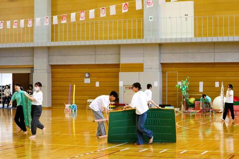 次のプログラムに必要な用具を学生同士で協力して運びます