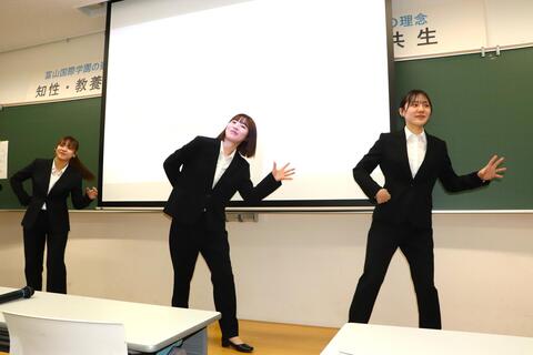 「Let's Dance ー 一体感を感じられる身体表現ー」考案したダンスの実演