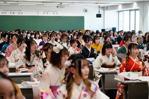 学科長の祝辞を聞く卒業生