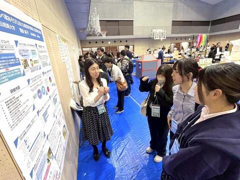 教員の発表を聞く学生