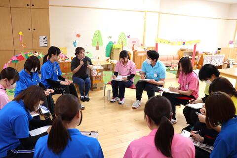 保育終了後には担任保育者と振り返りを行います