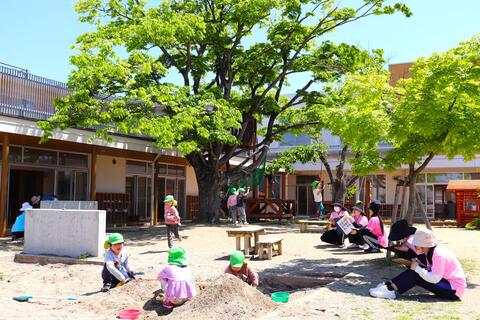 子どもの行動、その場の状況など事実を記録します
