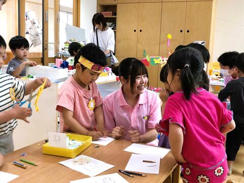 笑顔で園児とかかわる実習生