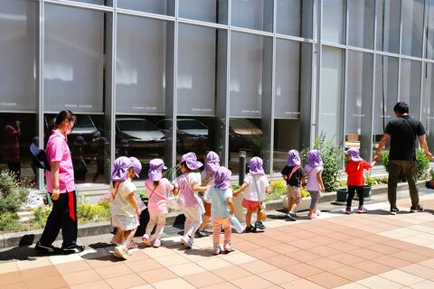 キャンパス内を散歩する3歳児