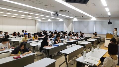 メモをとりながら先輩の話を聞く学生たち