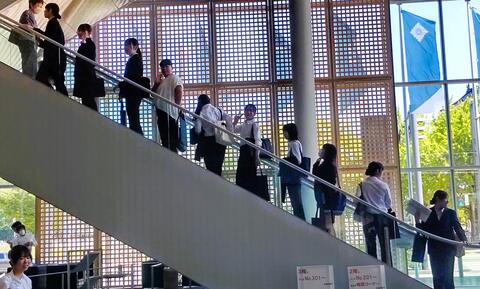 2階の会場に移動しています
