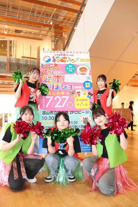 会場のTOYAMAキラリ2階ロビー
