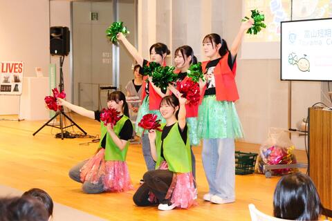 5人そろって決めポーズ