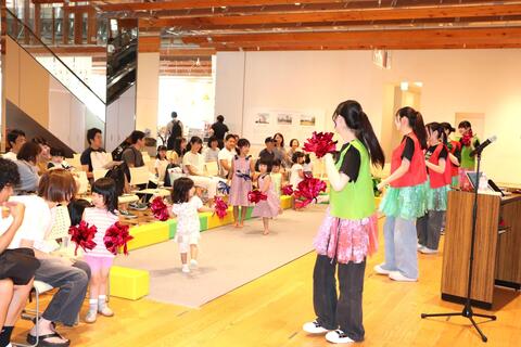 会場の子どもたちもポンポンを持って一緒に踊ろう