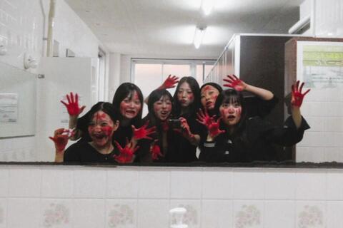 鏡越しに待機中のお化けたち