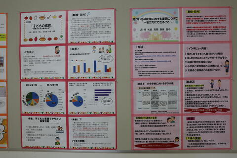 2年生「総合演習」の中間発表ポスター展示