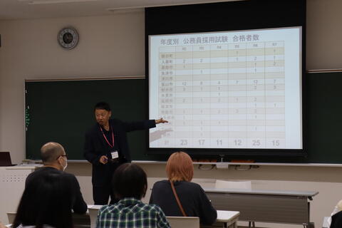 近年の就職状況やキャリア支援の今後の流れについて説明