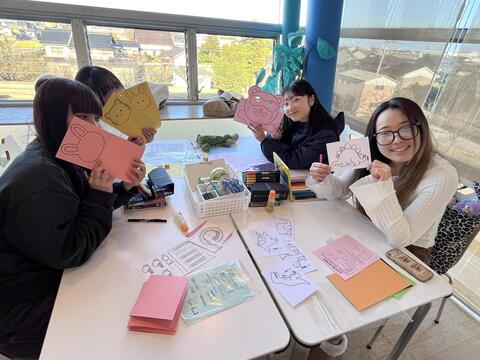 ミニ絵本を制作中 ＝ 2階ワークショップコーナー