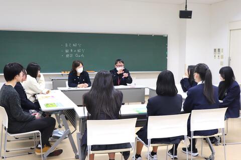 学生生活について懇談しています