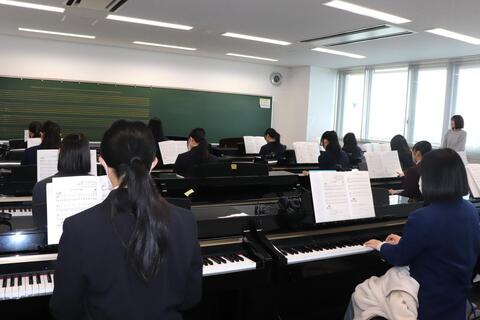 ピアノ体験会では各自のレベルに合わせた曲の練習に取り組みました