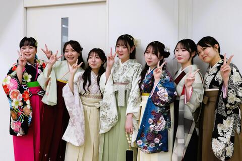 仲間との記念撮影に夢中です