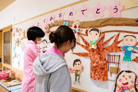 園児の作品を生かした壁面構成