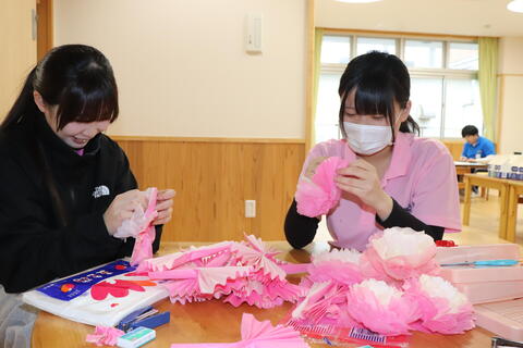 壁面装飾に使う花を作成中